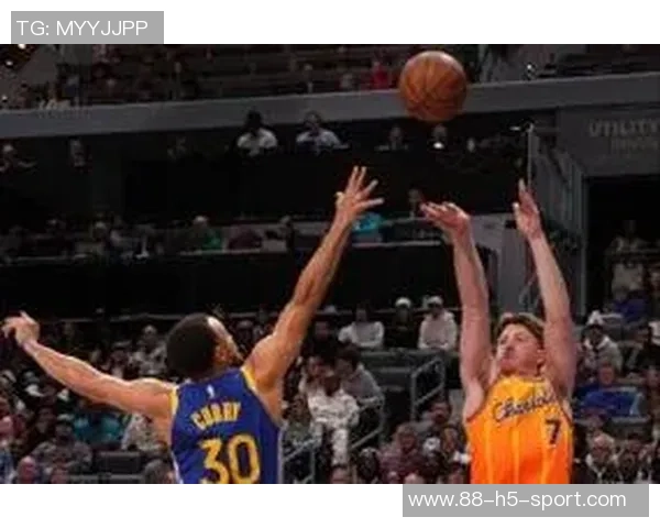 克尼佩尔全力防守库里三分球称其为独一无二的篮球天才